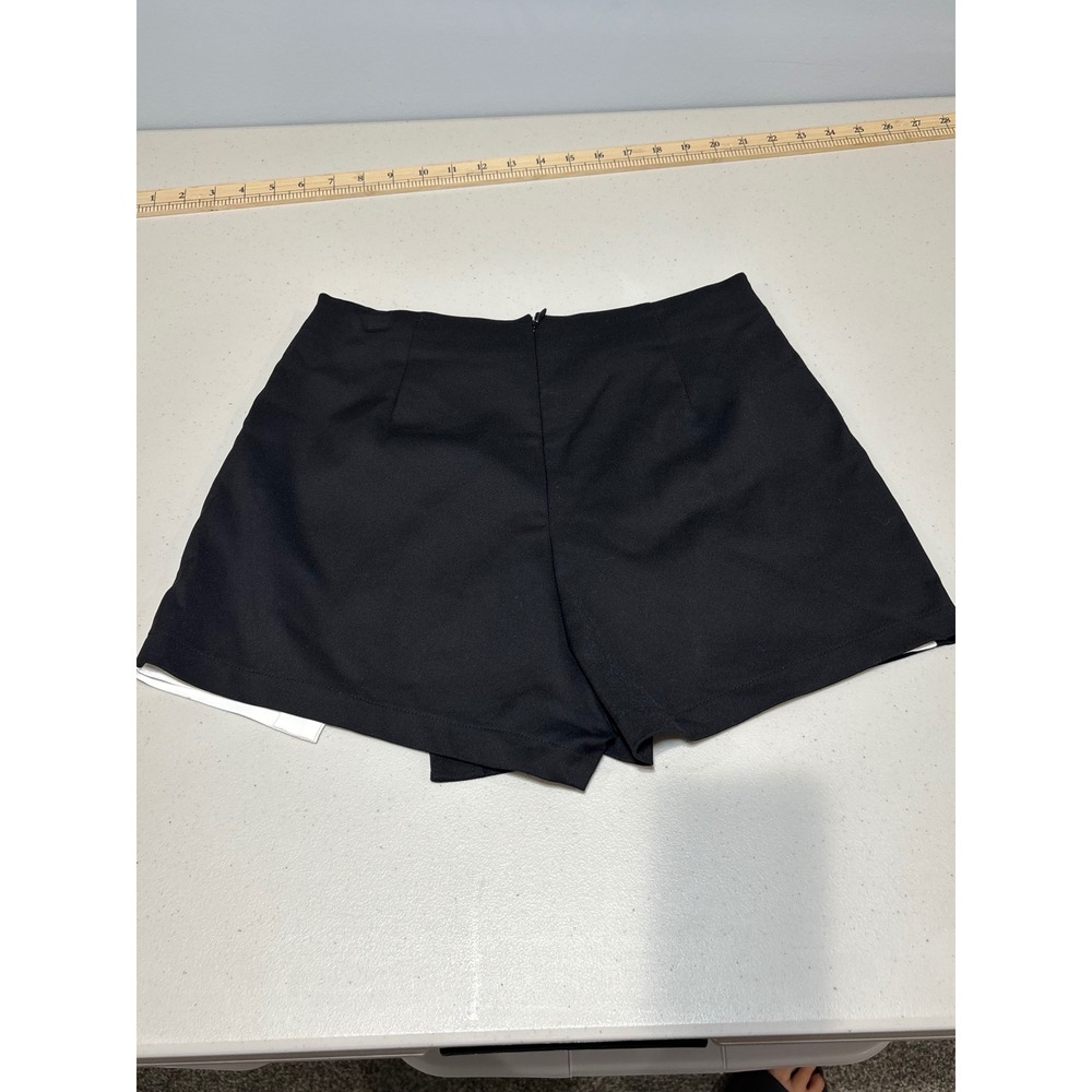 Superdown Revolve NWOT Aaleyah Colorblock Wrap Skort M Black White Skirt Shorts - Picture 6 of 13